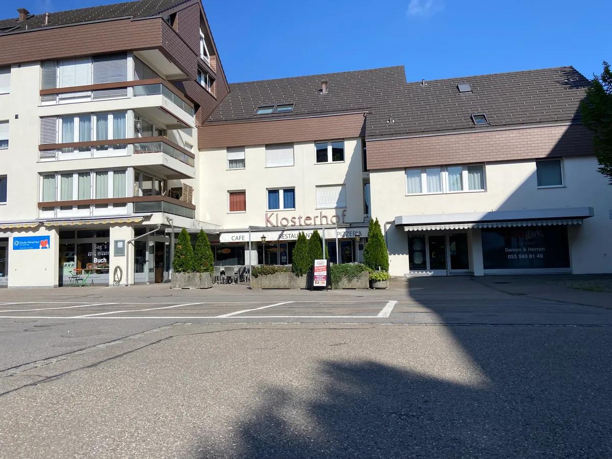 Die Überbauung mit dem Restaurant Klosterhof aus den 1970er Jahren würde heute wohl so, direkt neben dem Kloster gelegen, nicht mehr zugelassen. Eine Blocküberbauung aus den siebziger Jahren.
